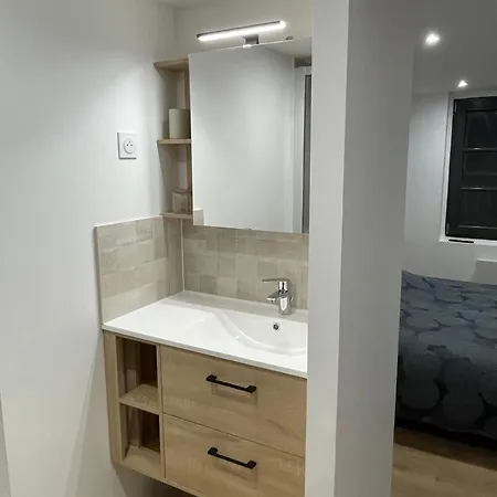 Indépendante Avec Salle De Bain Privative Dans Maison Rénovée Affittacamere Carcassonne