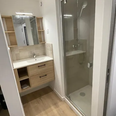 Independante Avec Salle De Bain Privative Dans Maison Renovee בית הארחה