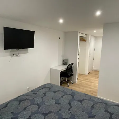 Independante Avec Salle De Bain Privative Dans Maison Renovee קרקסון