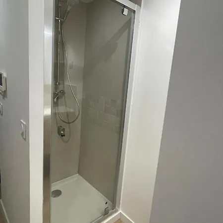 Indépendante Avec Salle De Bain Privative Dans Maison Rénovée *